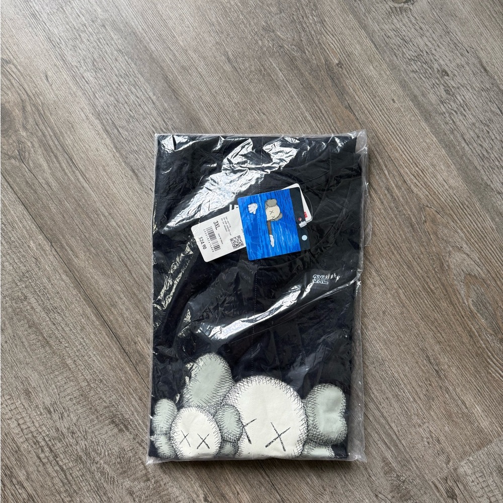 Kaws x uniqlo